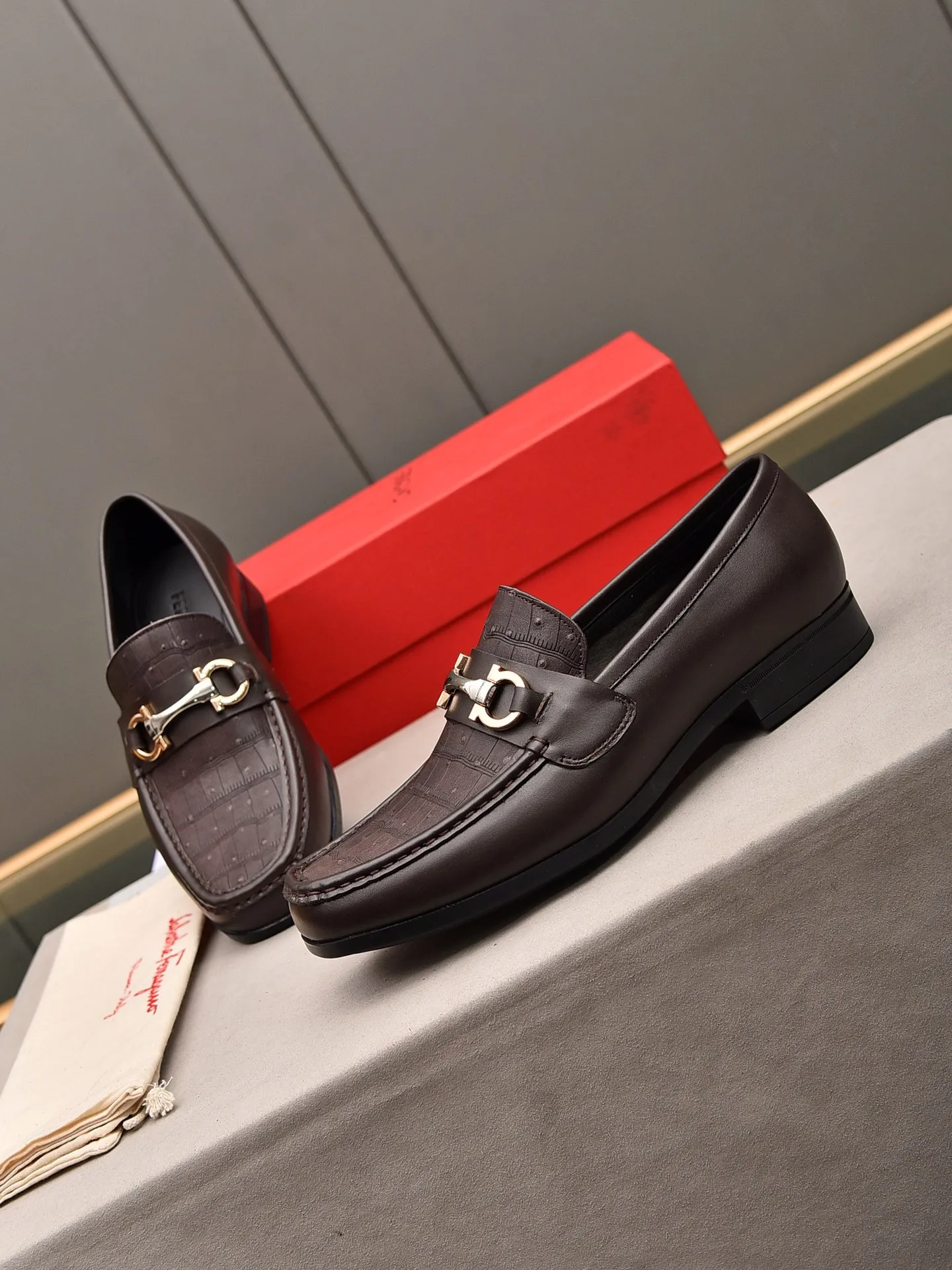 Men's shoes 💰: 460 [Original running volume and quality] Brand: Ferragamo (Ferragamo) Size: Men's size 38/44 (45 can be customized) Grade: Same style as the official website High-end quality men's shoes Material: Original first-layer calfskin Water-dyed cowhide lining Original outsole Style categories: Men's fashion formal business casual leather shoes Slip-on men's high-top series Young fashion European and American trends British style Casual matching Comfortable on the feet